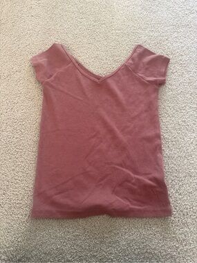American Eagle Outfitters Ribbed V-Neck Short Sleeve Top in Dusty Rose
